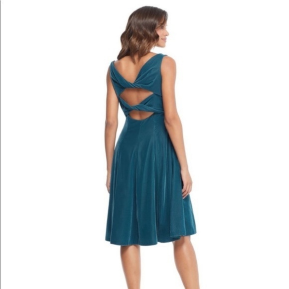 Gal Meets Glam Christine Velvet Dress, Fir Green - Picture 5 of 6